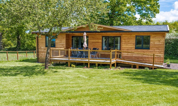 Grimley Cabaña | TOP STYLE ORCHARD, family friendly, with a garden in Hallow