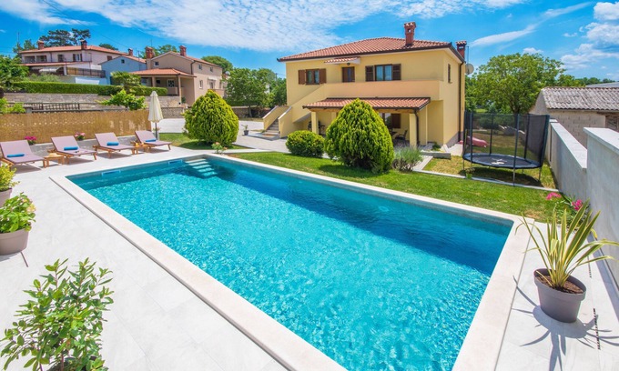Tinjan Villa | La mejor casa de vacaciones con piscina para 4 + 2