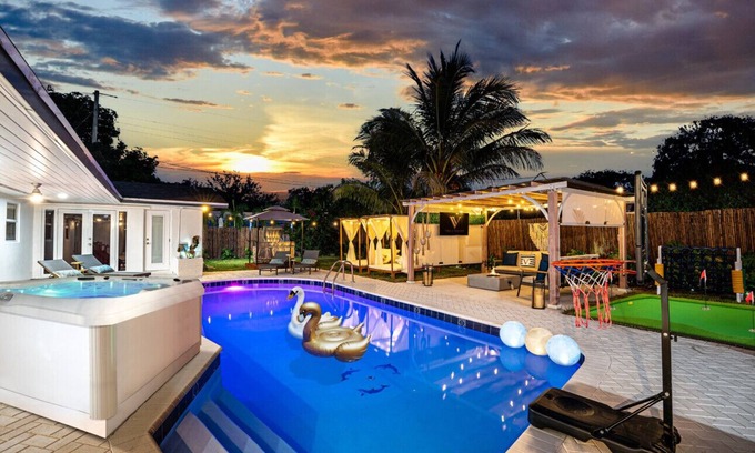 Pembroke Pines Villa | Top Villa w/ Game Room Hot Tub & Htd Pool Near Beach