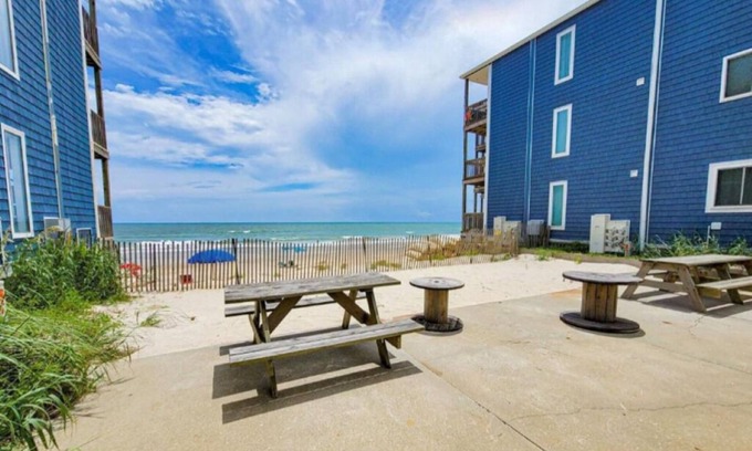 McCutcheon Field Condominio | Topsail Ruby Reef - 2 bedroom oceanfront condo.