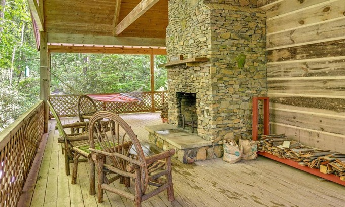 Topton Casa | Topton Cabin with Hot Tub - 6 Mi to Nantahala Lake!