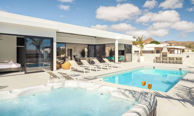 Puerto Calero Villa | Toro 2 | Lujo y elegancia se unen en esta moderna villa de 4 dormitorios