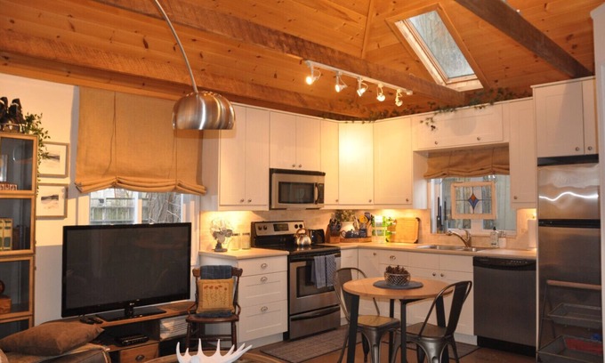 The Beaches Casa | Casa de entrenador de 1 dormitorio "Industrial Chic" de Toronto Beaches