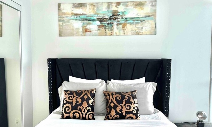 Fort York Condominio | Toronto closer Budwiser walk Scotiabank arena 6mins with uber , Rogers Centre .
