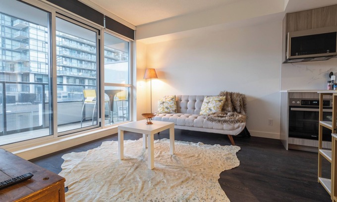Downtown Toronto Condominio | Toronto Luxury Condo Rental – Posh Suite with City Views & Great Amenities