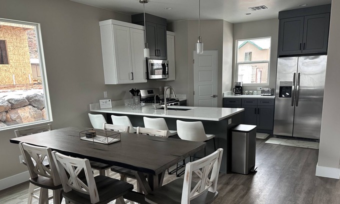 Hildale Casa | Toroweap, So Zion 4Bed, 3Bath, Hot Tub, Deck, Fire Pit