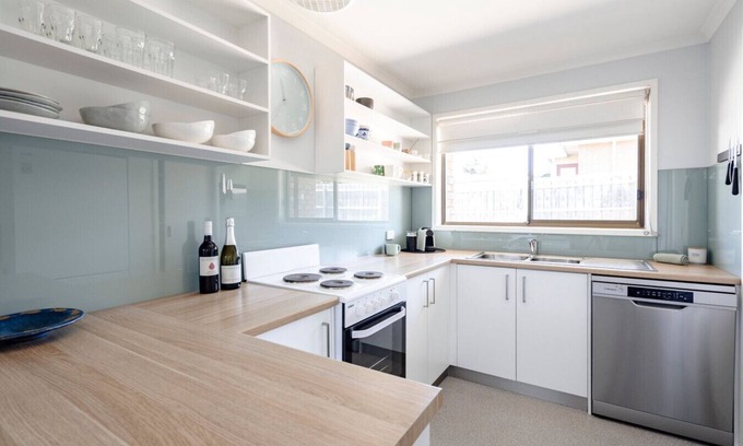 Torquay Casa | Torquay Treasure, close to the beach and shops
