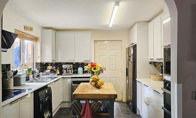 Bicester Casa | Tortoise Haven Bicester- Comfortable quiet home with garden