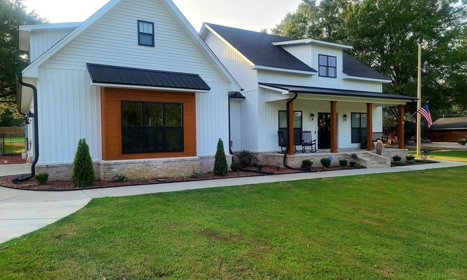 Conway Casa | Total Eclipse path 2024! A beautiful acre outside of town to enjoy the eclipse.