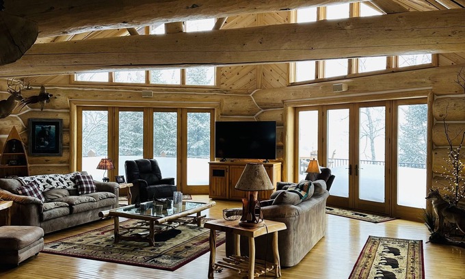Presque Isle Cabina | Total privacy, private beach, one of a kind full log home