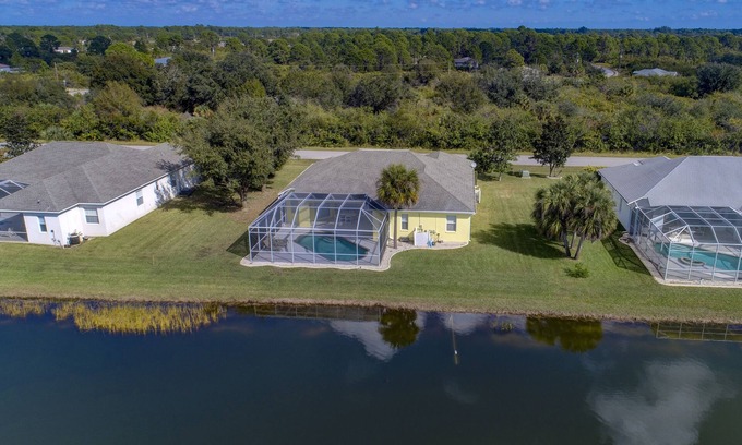 Englewood East Villa | Total Retreat - Two Living Rooms, Awesome Lake View - close Beaches & Shopping