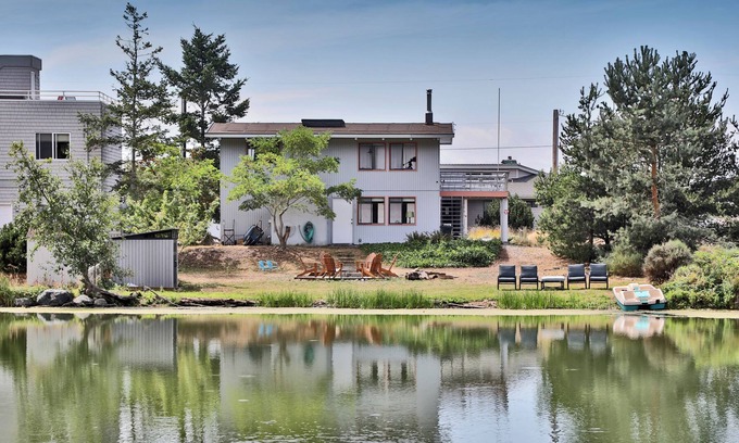 Coupeville Casa | Totally Beachin' Getaway - Adorable two story beach retreat