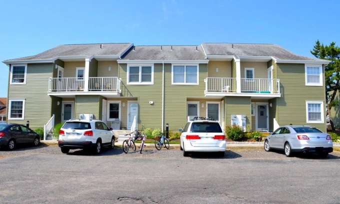North End Casa | Totally re-done! Spacious, bright 3 bedroom, 2 1/2 bath two story townhouse