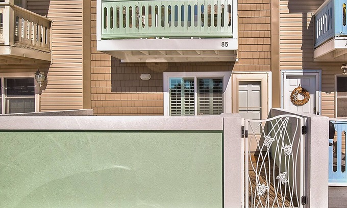 Atlantic Beach Casa | Totalmente renovado Townhouse de dos dormitorios a 200 pies del océano