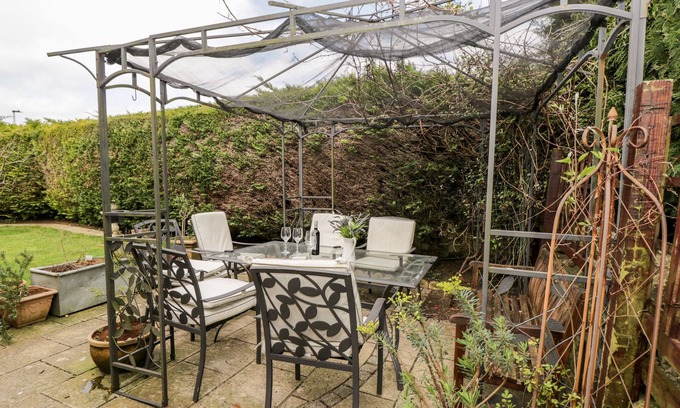 Colerne Casa | TOTTS HOUSE, pet friendly, with open fire in Colerne