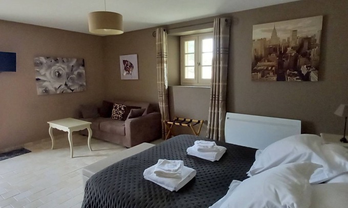 Les Ulmes Cama Y Desayuno | Toucan, 25m² air-conditioned room on first floor, separate entrance