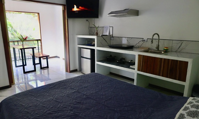 Puerto Viejo de Talamanca Apartamento | Toucan Studio Suite W/AC, TV, Kitchen, Bath, Balcony