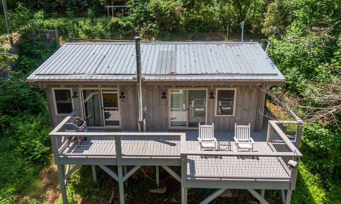 West Jefferson Casa | Touch of Grey - Riverfront home, pet friendly, near Boone and West Jefferson