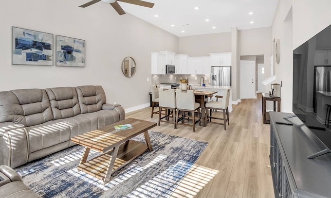 Central Casa | TOUCHDOWN! Beautiful townhome 4 miles to Clemson University with Game Room!