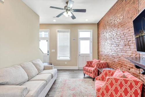 St. Louis Casa | Tower Grove Two-Story Cozy Unit for Groups STL side a