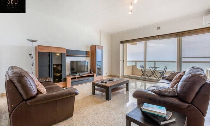 Tower Road Apartamento | Tower Road seafront home, with 3BR & Working Space