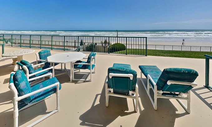Ponce Inlet Condominio | Towers 2 - Ocean Towers 2102 | Beachfront Condo with Ocean Access, Patio + Pool