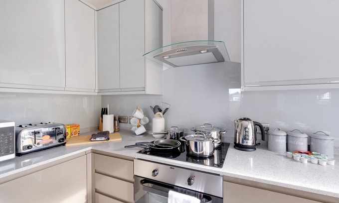 Berrylands Apartamento | Town Center 2 bed Serviced Apartment 08 with parking