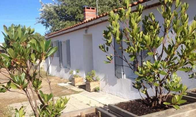 L'Epine Casa | Town center house on large 2000 m2 garden 700 meters from the beach