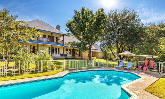 Buda Casa | Town & Country Home: 5,000 sq ft Pool 16 beds basketball ping pong fire pit