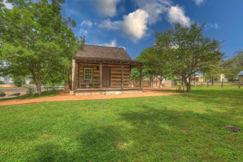 Fredericksburg Casa | Town Creek Cabin Walk to Main St
