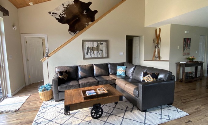 Big Sky Chalet De Esquí | Town Ctr l Hot Tub l Mtn View l Loft l Fireplace