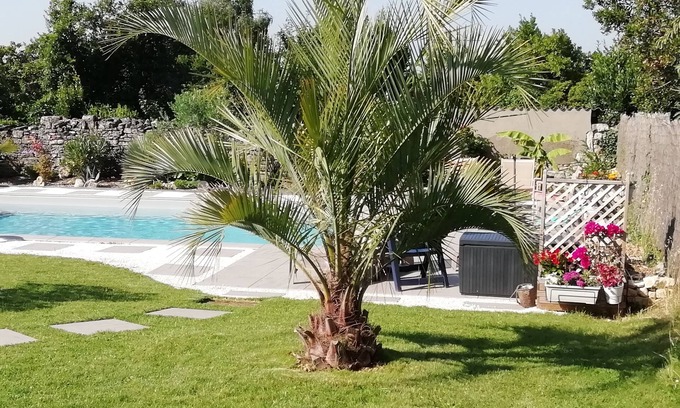 Goise-Champommier-Champclairot Casa | Town house with garden and heated pool