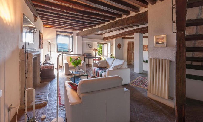 Todi Casa | Town House with Garden and Piano