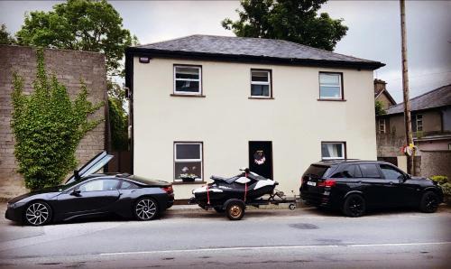 Cashel Casa | Town villa with charming garden, bbq area & Sleeps 6