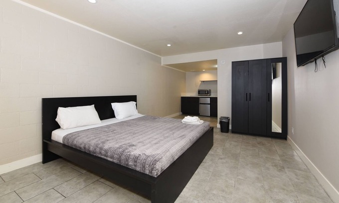 Downtown Las Vegas Hotel | Towne and Country Motel