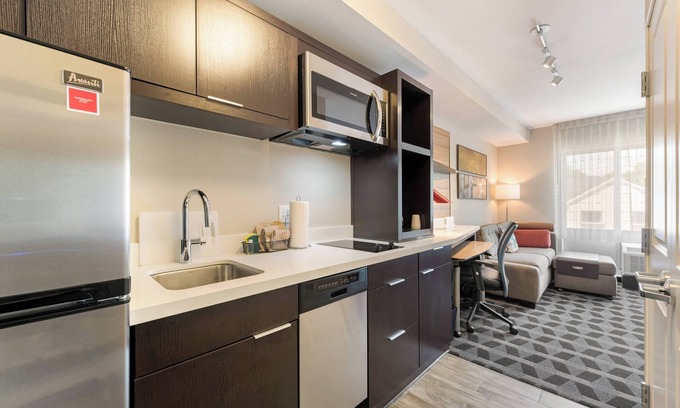 Greensboro Hotel | TownePlace Suites by Marriott Greensboro Coliseum Area