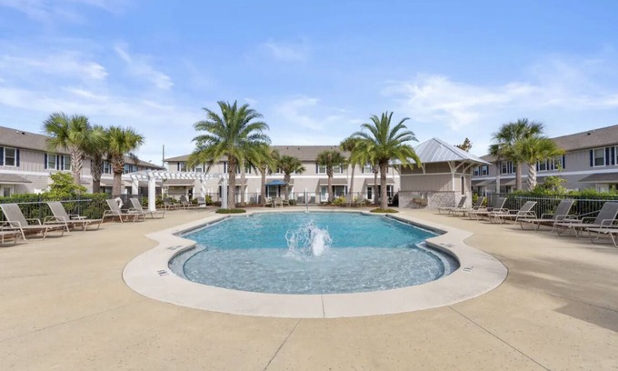 South Pensacola Casa | Townhome in Downtown Pensacola w/POOL