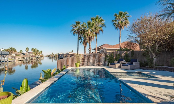 Corpus Christi Casa | Townhome on the water, green light fishing, pool, arcade machines