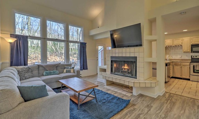 Lake Harmony Casa | Townhome with Resort Amenities Less Than 1 Mi to Big Boulder