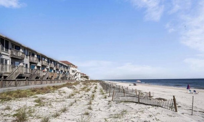 East End Casa | Townhome with Ocean View and Community Pool. Walk to the Beach!