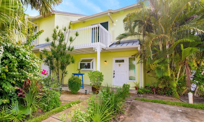Melbourne Beach Casa | Townhouse by the Sea - Available Furnished or Unfurnished