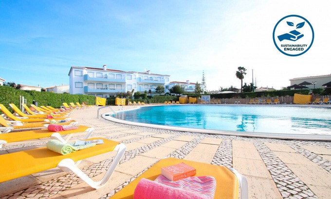 Portimao Chalet De Esquí | Townhouse w/ Pool & Games in Oasis Parque