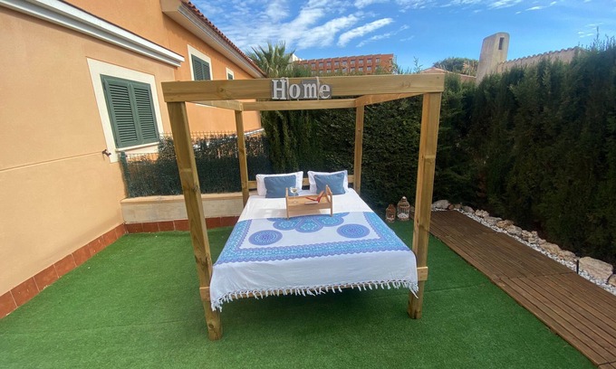 Calas de Mallorca Casa | Adosado con piscina y jacuzzi comunitario, situado a escasos metros de la playa.