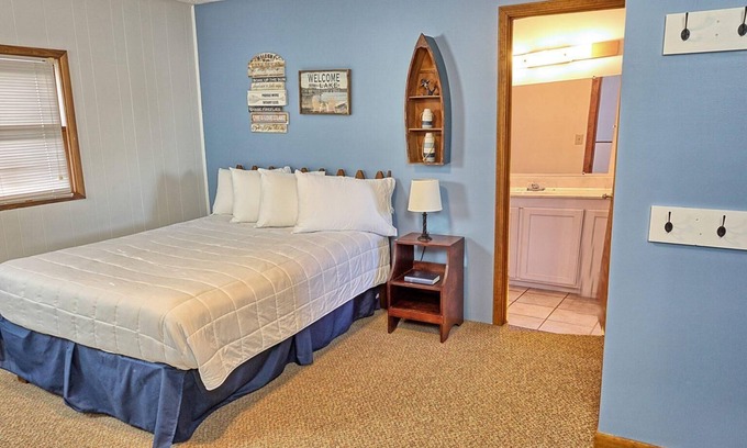 Eddyville Casa | Townhouses 3 & 5 (Sleeps 1-10) - Offer a Full Size Kitchen/Sitting Area, 2 Full size bathrooms with tub/shower units, 3 Queen beds, 1 twin bed, 2 Full Beds.