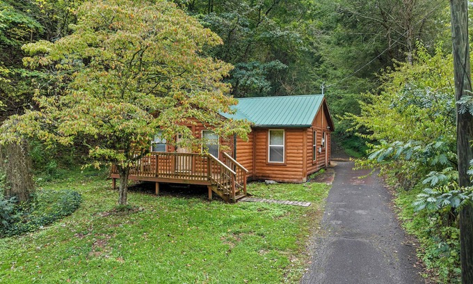 Townsend Cabina | Townsend Area*Cozy*Hot Tub*Single Story*Level Parking*WiFI