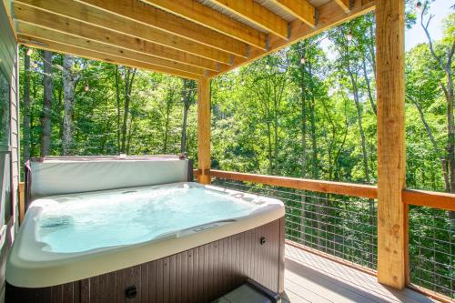 Townsend Casa | Townsend Gem: Retreat with Hot Tub & Fire Pit
