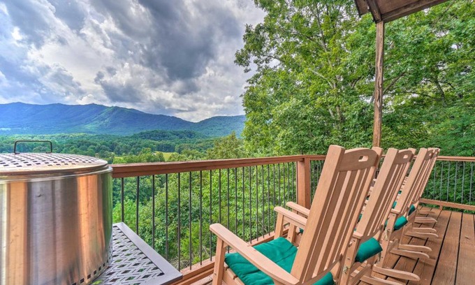 Townsend Casa | Townsend Retreat with Deck and Private Hot Tub!