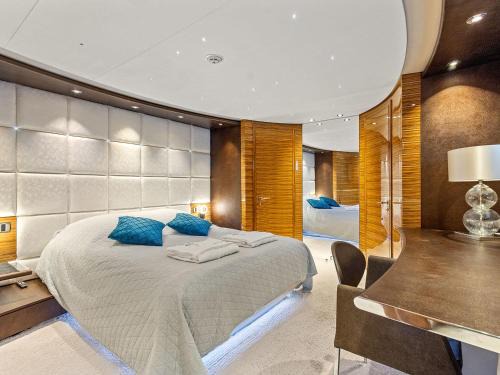Port Hercule Alquiler De Eote | Trackside superyacht VIP Cabin - TIAMAT