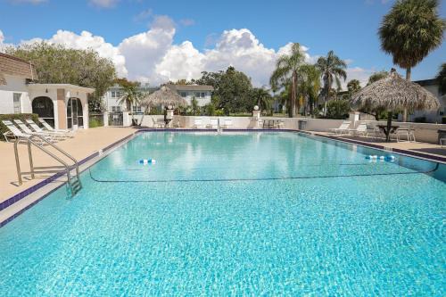 Clearwater Apartamento | Tradewinds Retreat - Pool, 15 min to Clearwater Beach