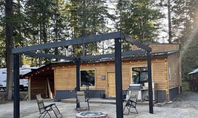 Nordman Cabina | Trading Post at Priest Lake